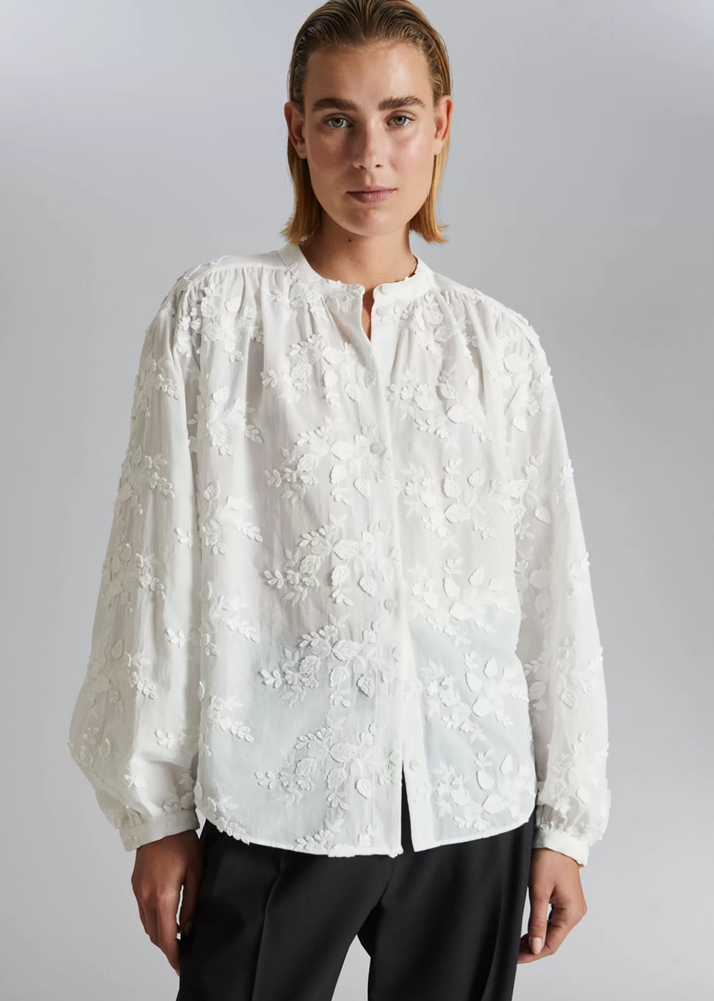 Bluser Og Skjorter*& Other Stories Voluminos Bluse Med Staende Krage Hvit Blomsterbroderi